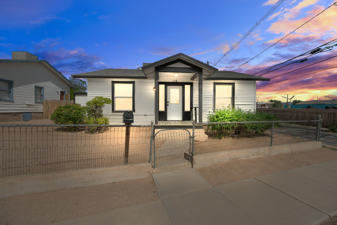 Route 66 Getaway at dusk: the 1935 Craftsman home in Downtown Kingman