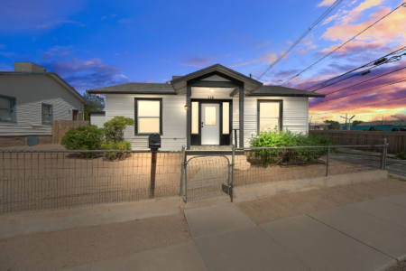 Route 66 Getaway at dusk: the 1935 Craftsman home in Downtown Kingman